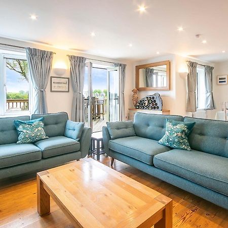 Coot Cottage - Holiday House With Fantastic Lake Views Somerford Keynes Εξωτερικό φωτογραφία