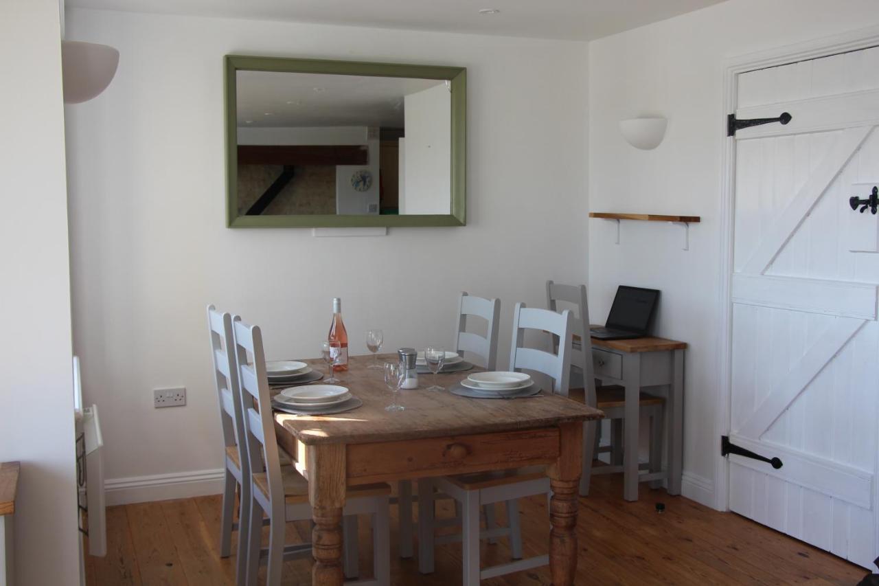 Coot Cottage - Holiday House With Fantastic Lake Views Somerford Keynes Εξωτερικό φωτογραφία