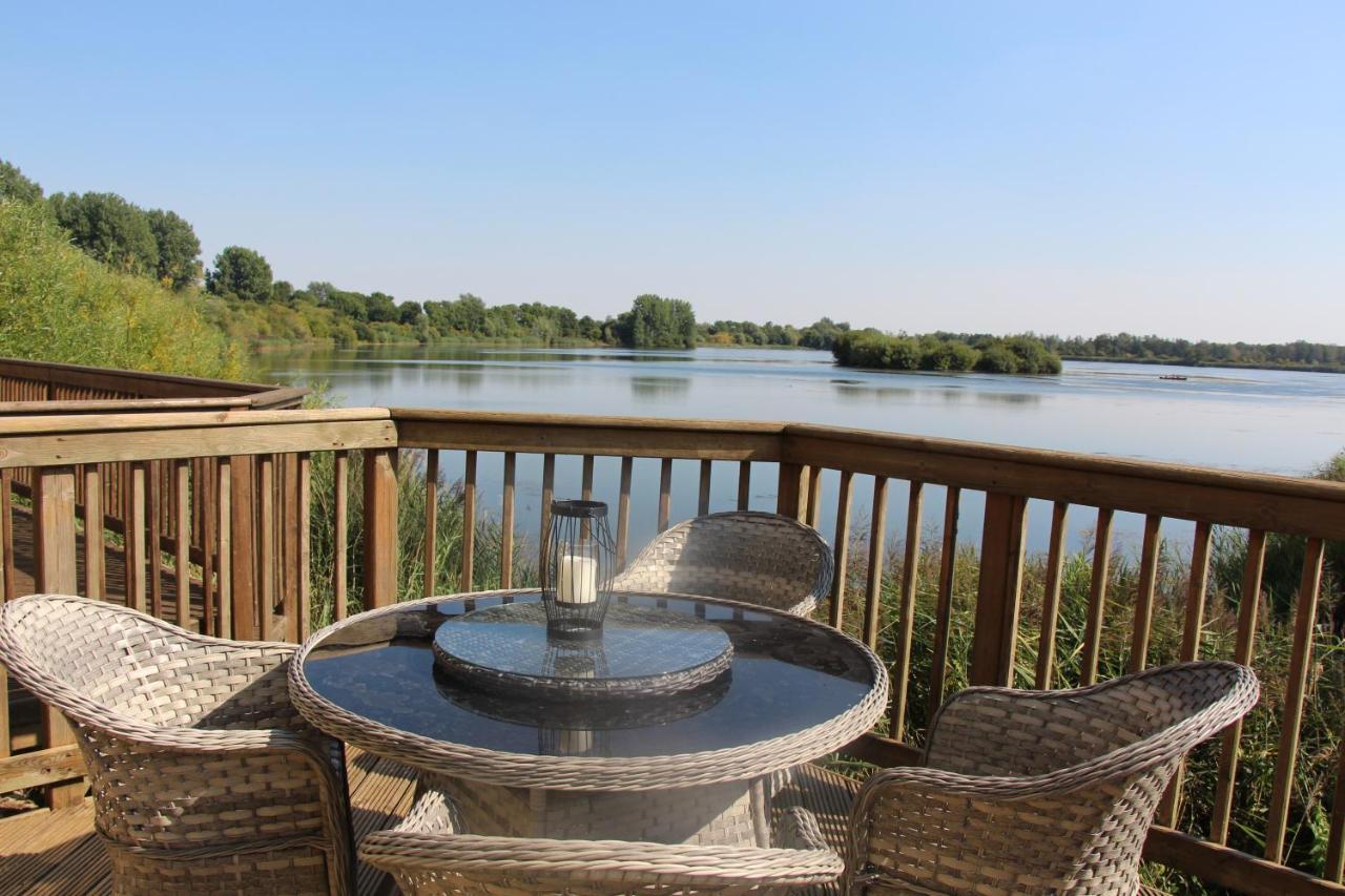 Coot Cottage - Holiday House With Fantastic Lake Views Somerford Keynes Εξωτερικό φωτογραφία