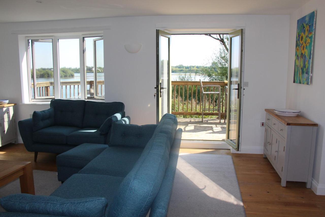 Coot Cottage - Holiday House With Fantastic Lake Views Somerford Keynes Εξωτερικό φωτογραφία