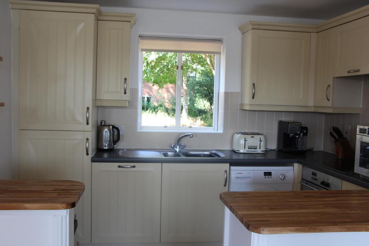Coot Cottage - Holiday House With Fantastic Lake Views Somerford Keynes Εξωτερικό φωτογραφία