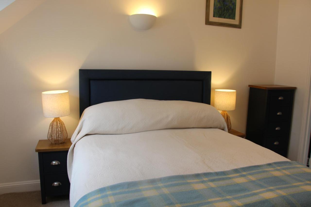 Coot Cottage - Holiday House With Fantastic Lake Views Somerford Keynes Εξωτερικό φωτογραφία