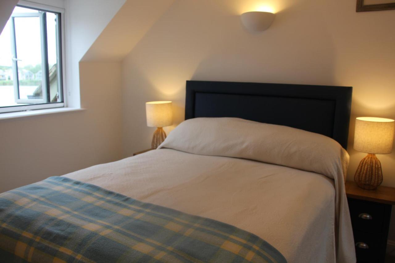Coot Cottage - Holiday House With Fantastic Lake Views Somerford Keynes Εξωτερικό φωτογραφία